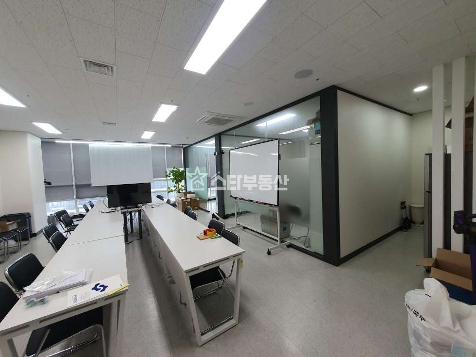 경기 광명시 일직동 광명역GIDC 중형사무실, 실23평, 룸2개 탕비실, 풀인테리어, 인테리어굿 월세 매물번호 10347 사진 3