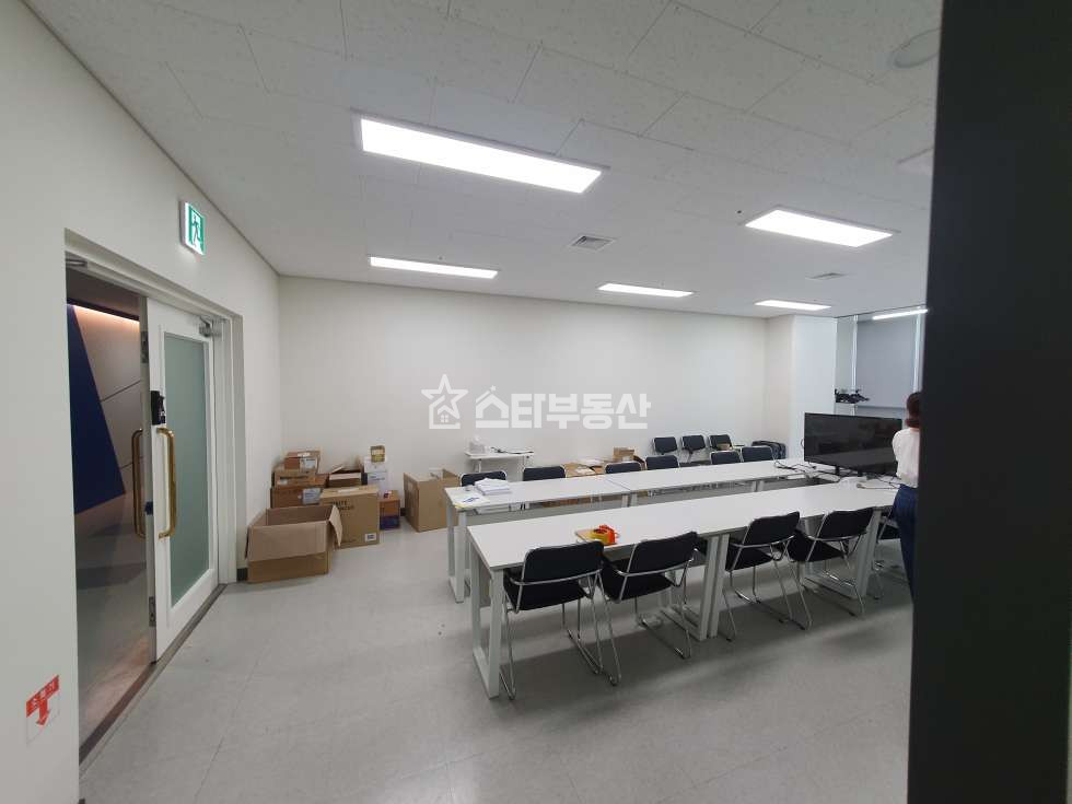 경기 광명시 일직동 광명역GIDC 중형사무실, 실23평, 룸2개 탕비실, 풀인테리어, 인테리어굿 월세 매물번호 10347 사진 4