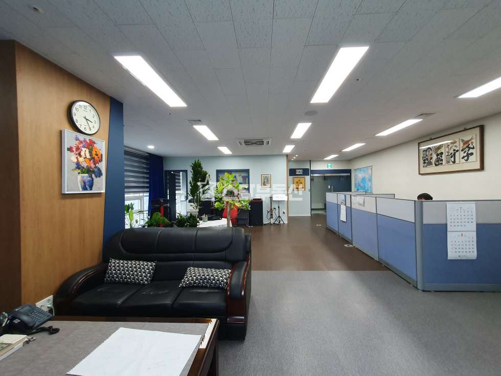 경기 광명시 일직동 광명역 GIDC 코너 사무실, 실입주 매매, 실28평, 풀인테리어, 최상급전망, 탕비실 강화도어 파샤드 매매 매물번호 10359 사진 1