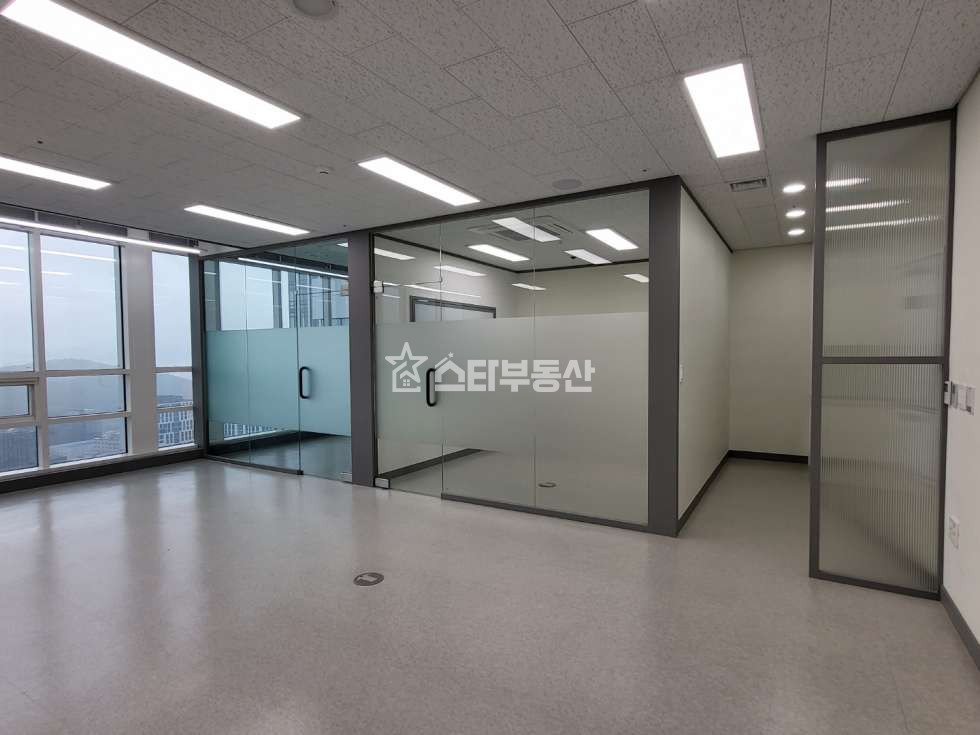 경기 광명시 일직동 GIDC 중형사무실, 실23평, 룸2개 탕비실, 풀인테리어, 전망굿, 냉난방2개 월세 매물번호 10393 사진 1