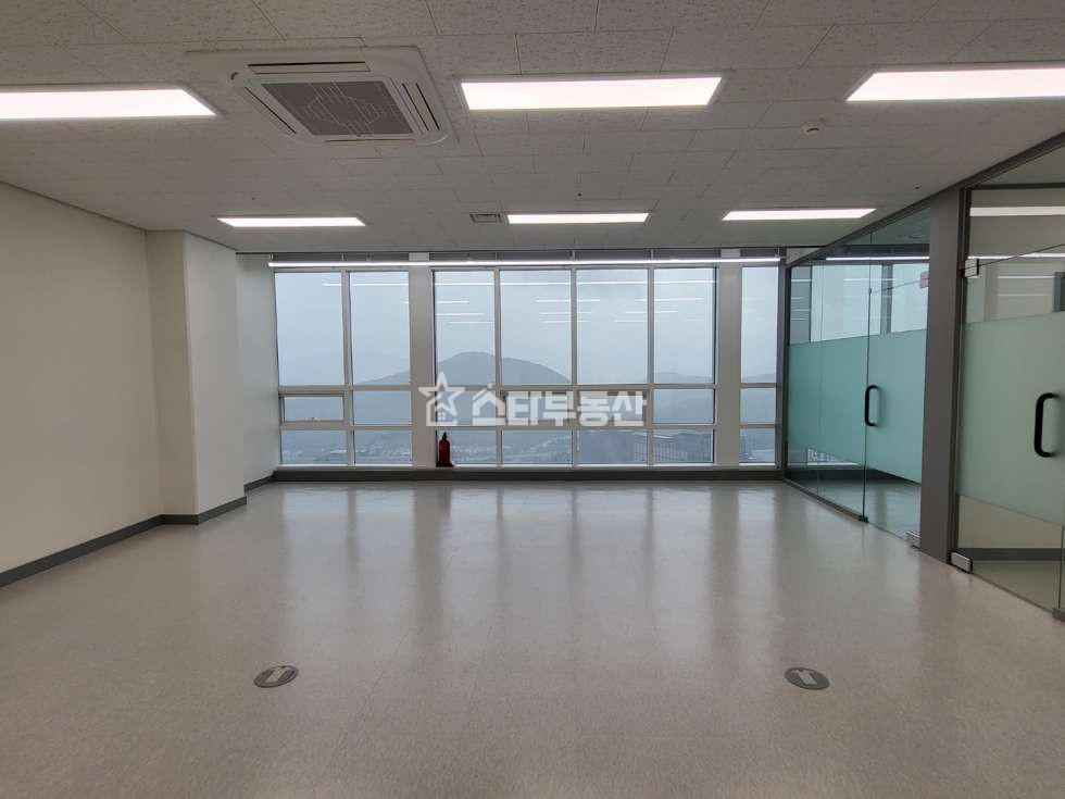 경기 광명시 일직동 GIDC 중형사무실, 실23평, 룸2개 탕비실, 풀인테리어, 전망굿, 냉난방2개 월세 매물번호 10393 사진 2
