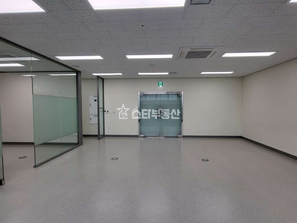 경기 광명시 일직동 GIDC 중형사무실, 실23평, 룸2개 탕비실, 풀인테리어, 전망굿, 냉난방2개 월세 매물번호 10393 사진 4