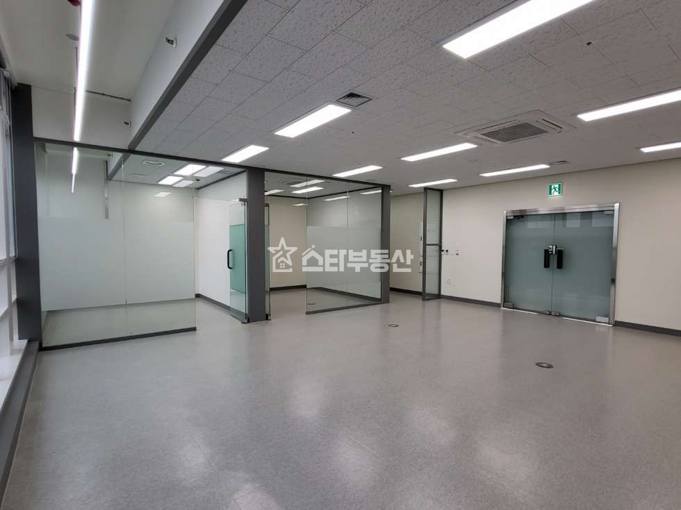 경기 광명시 일직동 GIDC 중형사무실, 실23평, 룸2개 탕비실, 풀인테리어, 전망굿, 냉난방2개 월세 매물번호 10393 사진 5