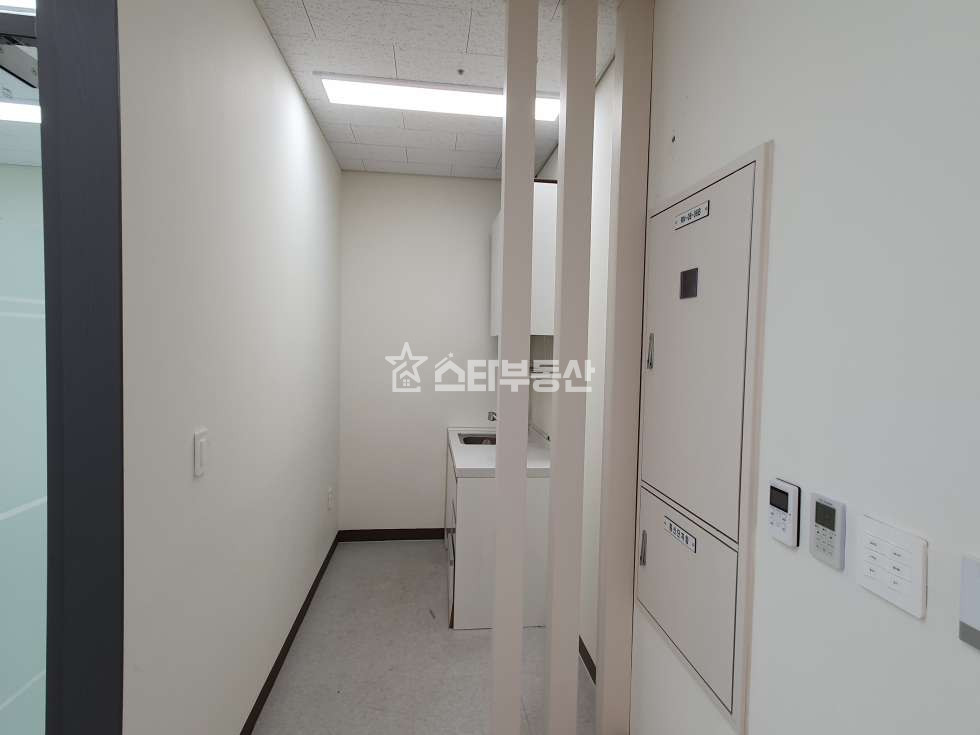 경기 광명시 일직동 광명GIDC 사무실 매매, 실29, 룸2개 탕비실,, 발코니有, 밝은사무실, 실입주가능 매매 매물번호 10137 사진 8