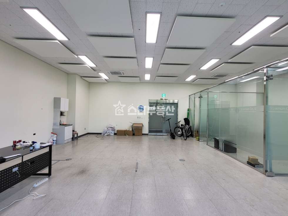 경기 광명시 일직동 엠클러스터, 실35평, 룸3+탕비실, 드라이브인, 높은층고, 하역작업최상 월세 매물번호 10072 사진 1