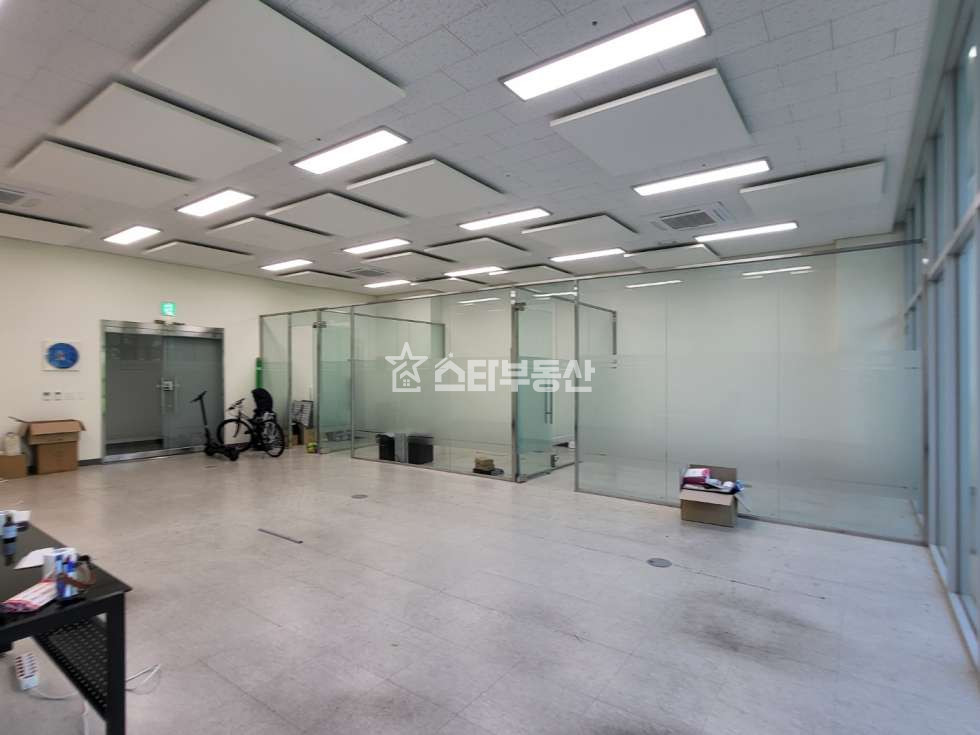 경기 광명시 일직동 엠클러스터, 실35평, 룸3+탕비실, 드라이브인, 높은층고, 하역작업최상 월세 매물번호 10072 사진 2