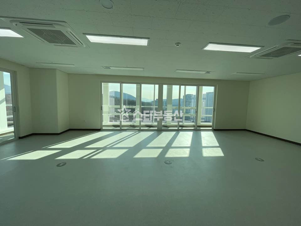 경기 광명시 일직동 광명역 GIDC, 사무실임대, 실21평, 발코니 有, 최상급전망, 즉시입주, 코너호실 월세 매물번호 10462 사진 2