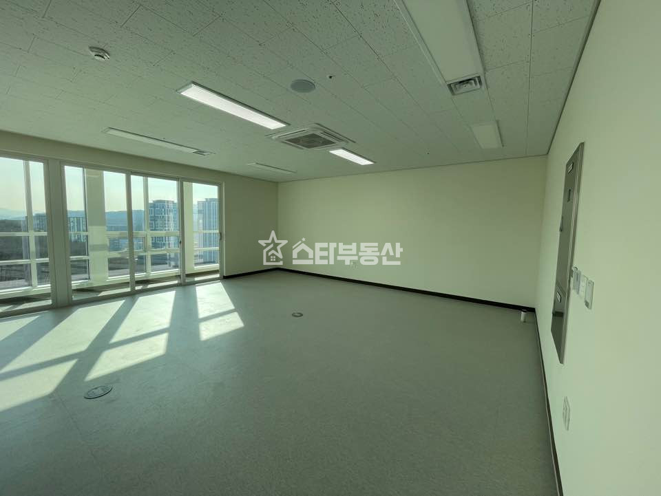경기 광명시 일직동 광명역 GIDC, 사무실임대, 실21평, 발코니 有, 최상급전망, 즉시입주, 코너호실 월세 매물번호 10462 사진 3