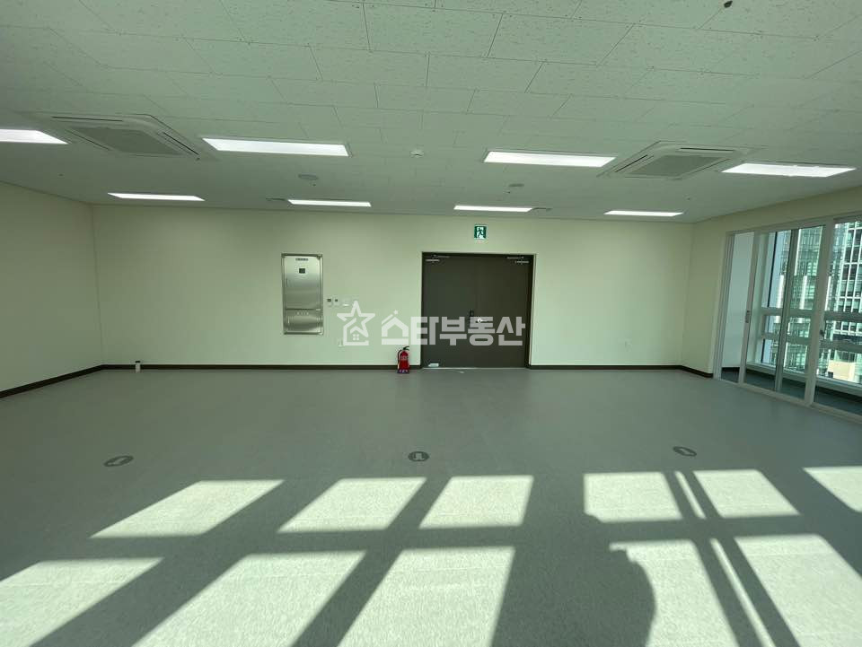 경기 광명시 일직동 광명역 GIDC, 사무실임대, 실21평, 발코니 有, 최상급전망, 즉시입주, 코너호실 월세 매물번호 10462 사진 4