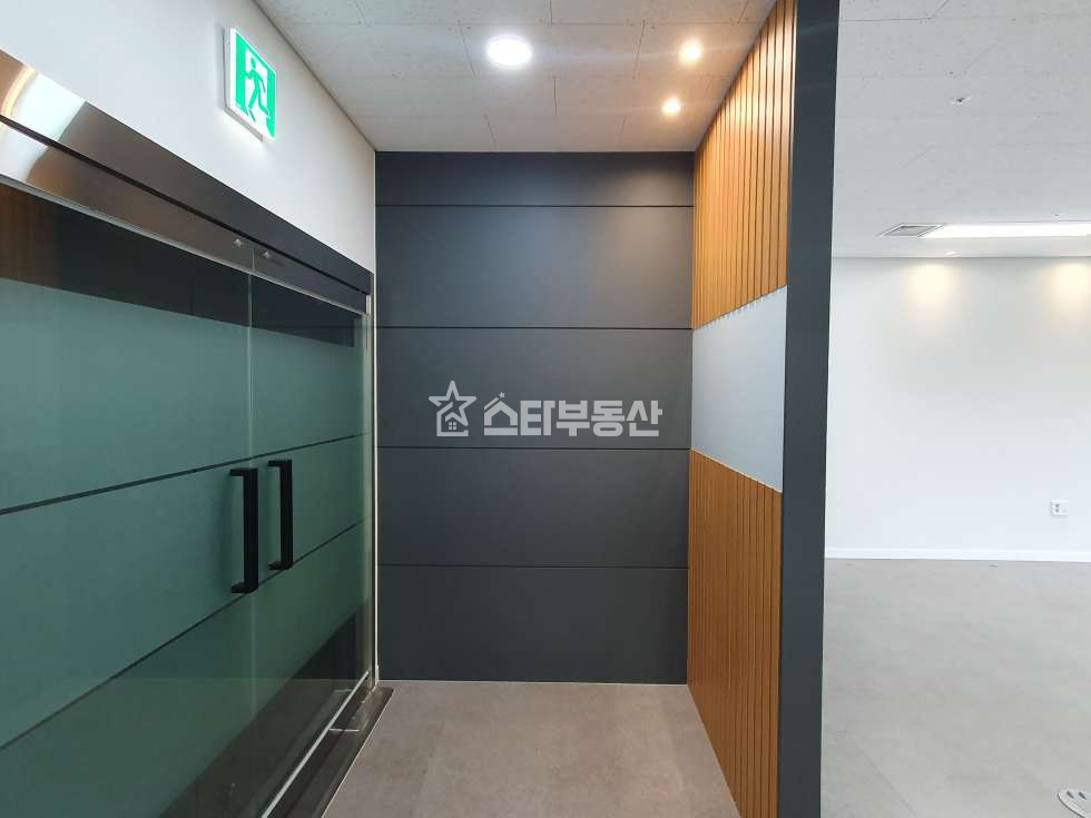 경기 광명시 일직동 GIDC 중형사무실, 실32평, 룸2개 탕비실, 풀인테리어, 냉난방2개, 월세 매물번호 10389 사진 3