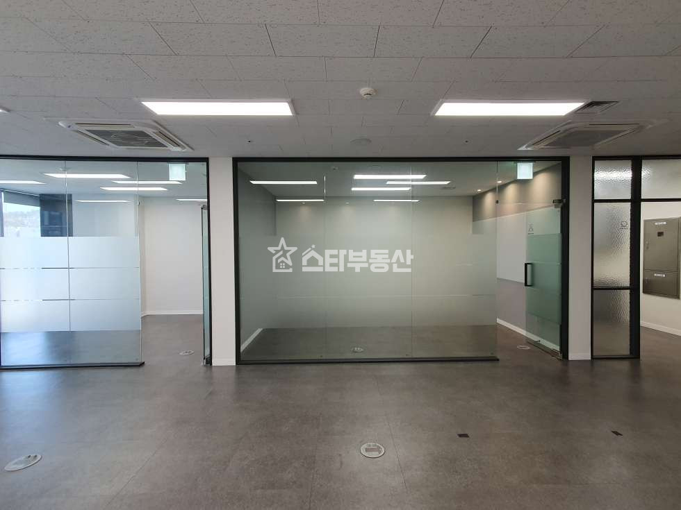 경기 광명시 일직동 GIDC 중형사무실, 실32평, 룸2개 탕비실, 풀인테리어, 냉난방2개, 월세 매물번호 10389 사진 5
