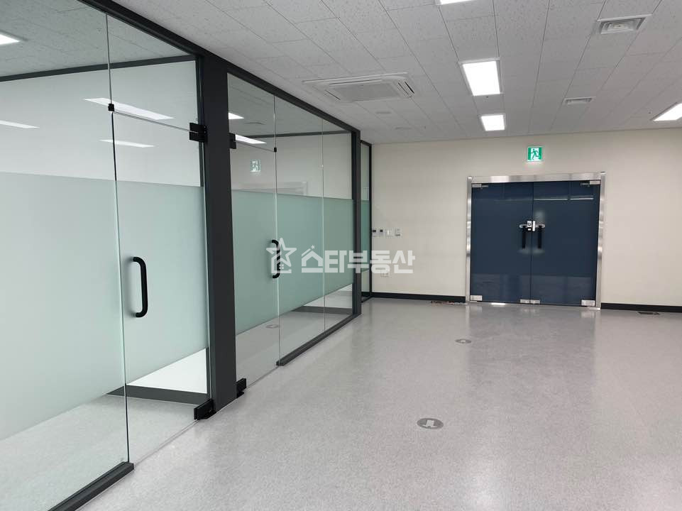경기 광명시 일직동 광명GIDC 중형사무실, 실23평, 룸2개 탕비실, 풀인테리어, 인기호실 월세 매물번호 10032 사진 2