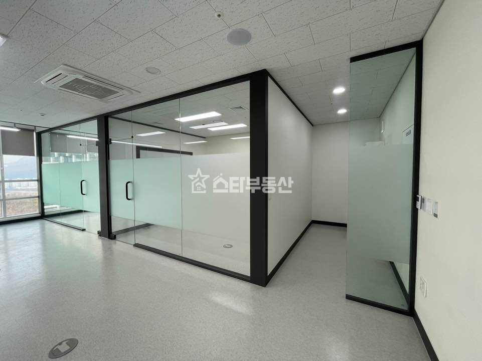 경기 광명시 일직동 광명GIDC 중형사무실, 실23평, 룸2개 탕비실, 풀인테리어, 인기호실 월세 매물번호 10032 사진 5