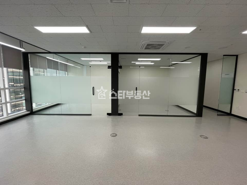 경기 광명시 일직동 광명GIDC 중형사무실, 실23평, 룸2개 탕비실, 풀인테리어, 인기호실 월세 매물번호 10032 사진 7