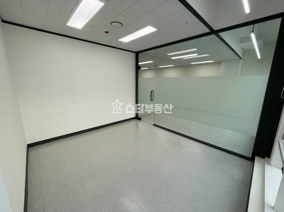 경기 광명시 일직동 광명GIDC 중형사무실, 실23평, 룸2개 탕비실, 풀인테리어, 인기호실 월세 매물번호 10032 사진 9