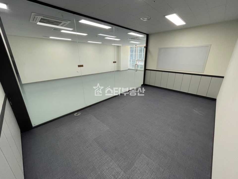 경기 광명시 일직동 광명역 GIDC, 전용32평, 룸2개 탕비실, 풀인테리어, 탁트인전망 월세 매물번호 10533 사진 5
