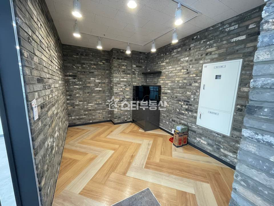 경기 광명시 일직동 광명GIDC 대형사무실, 실65, 룸5개 창고, 탕비실등 풀인테리어, 감각적인 사무실 월세 매물번호 10493 사진 2