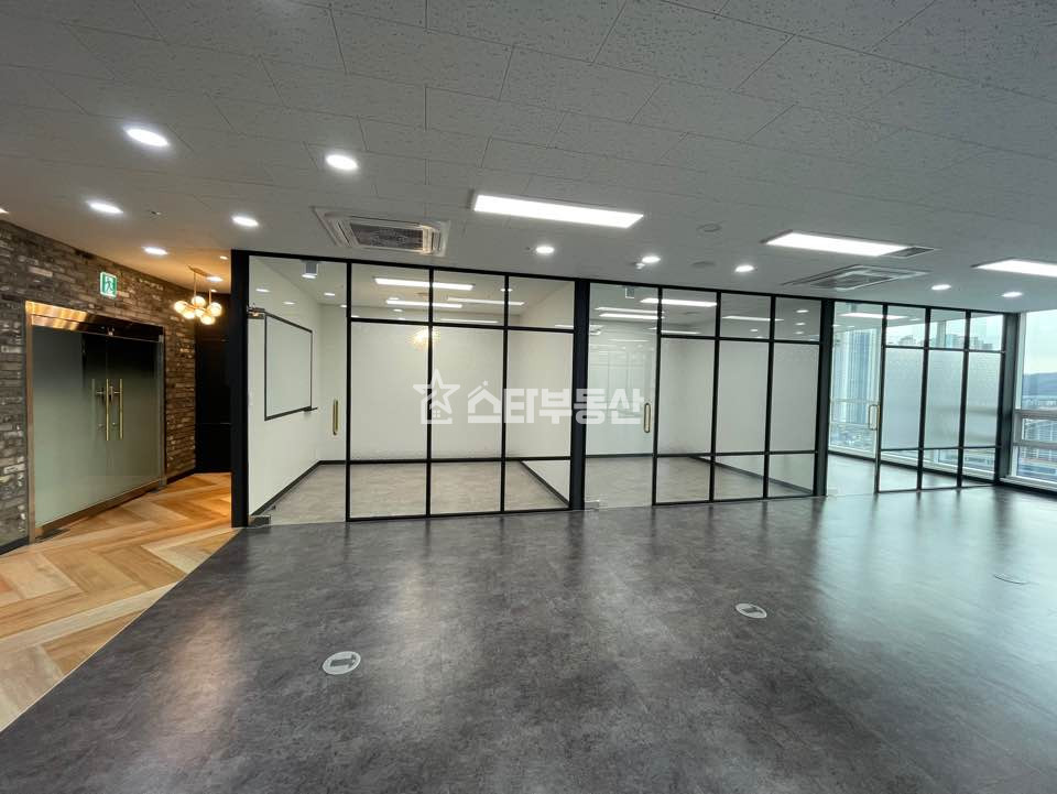 경기 광명시 일직동 광명GIDC 대형사무실, 실65, 룸5개 창고, 탕비실등 풀인테리어, 감각적인 사무실 월세 매물번호 10493 사진 4