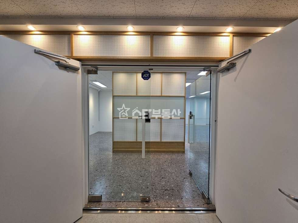 경기 광명시 일직동 광명GIDC 대형사무실, 실58, 룸3개 휴게실, 탕비실등 풀인테리어, 밝은사무실 월세 매물번호 10015 사진 10