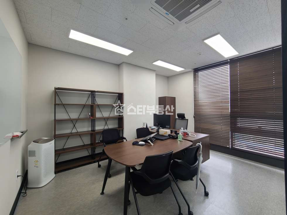 경기 광명시 일직동 광명역자이타워, 중형사무실임대, 전용28평, 룸2 탕비실, 풀인테리어, 최상급인테리어, 즉시입주 월세 매물번호 10541 사진 4