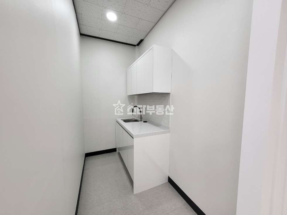 경기 광명시 일직동 GIDC 코너사무실, 실33평, 룸2개 탕비실, 풀인테리어, 즉시입주가능 월세 매물번호 10544 사진 4