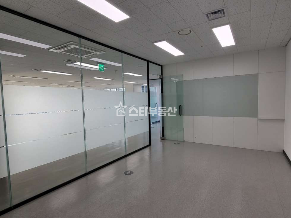경기 광명시 일직동 광명역 GIDC 사무실, 실70평, 룸3개 탕비실, 풀인테리어, 코너호실, GIDC대형사무실 월세 매물번호 10365 사진 3