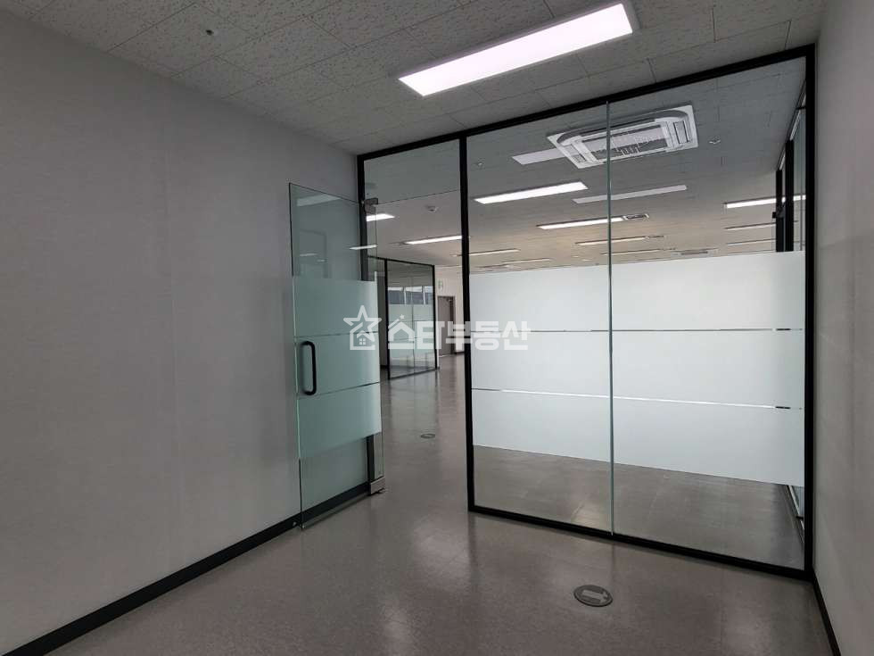 경기 광명시 일직동 광명역 GIDC 사무실, 실70평, 룸3개 탕비실, 풀인테리어, 코너호실, GIDC대형사무실 월세 매물번호 10365 사진 4