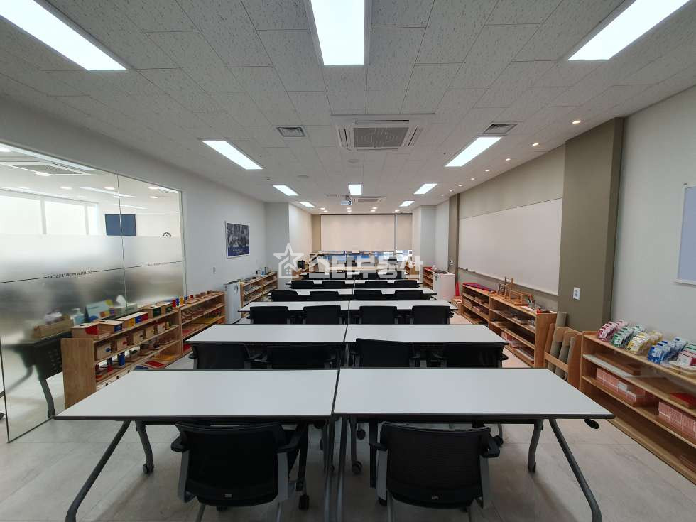 경기 광명시 일직동 광명역GIDC 사무실 실입주 매매, 실37평, 룸2개 탕비실, 냉난방추가, 전망 채광 좋은 코너사무실, 실입주가능, 옥상정원 휴게공간 인접 매매 매물번호 10274 사진 1