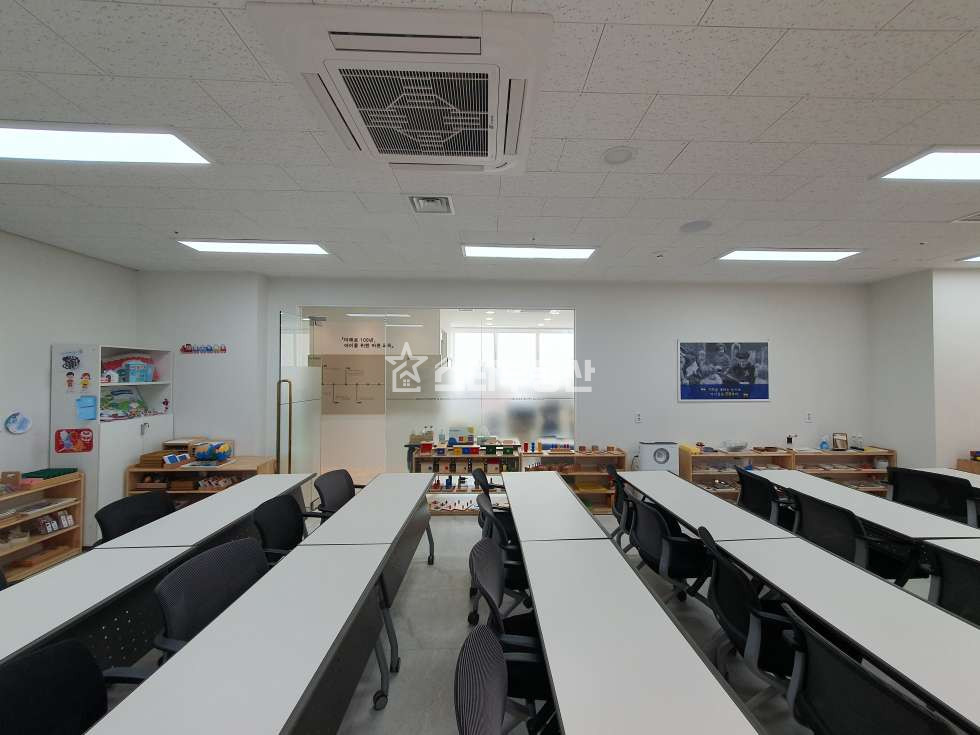 경기 광명시 일직동 광명역GIDC 사무실 실입주 매매, 실37평, 룸2개 탕비실, 냉난방추가, 전망 채광 좋은 코너사무실, 실입주가능, 옥상정원 휴게공간 인접 매매 매물번호 10274 사진 2