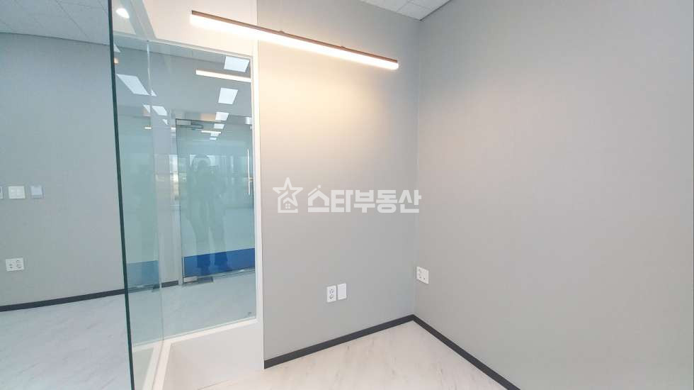 경기 광명시 일직동 광명 GIDC 사무실 매매, 실28평, 룸2개 탕비실, 최상급전망, 풀인테리어, 입주협의 매매 매물번호 10452 사진 5