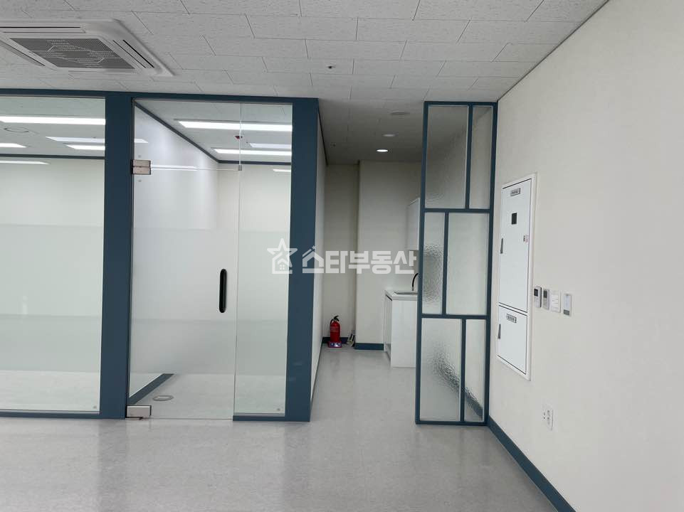 경기 광명시 일직동 광명GIDC 사무실 매매, 실32평, 룸2개+탕비실, 발코니확장, 작은창고, 깔끔한 중형사무실, 컨디션최상 매매 매물번호 10490 사진 3