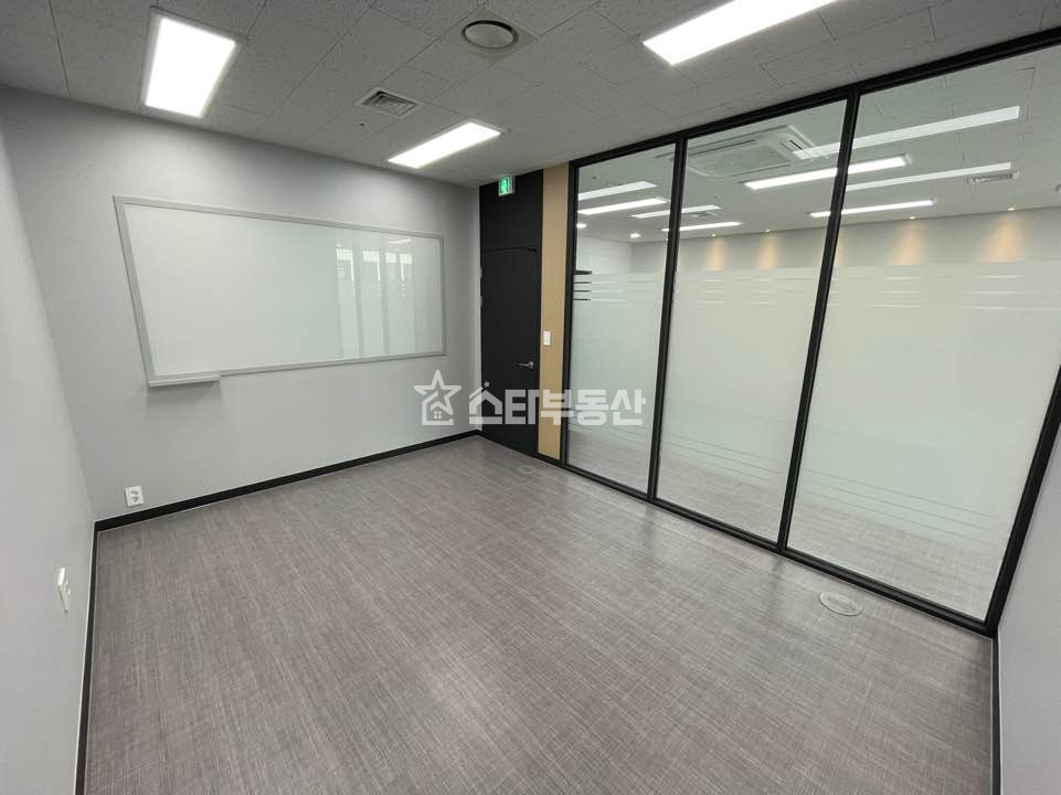 경기 광명시 일직동 광명GIDC, 전용24평, 룸2개+탕비실, 최상급, 풀인테리어, 빠른입주가능 월세 매물번호 10012 사진 8