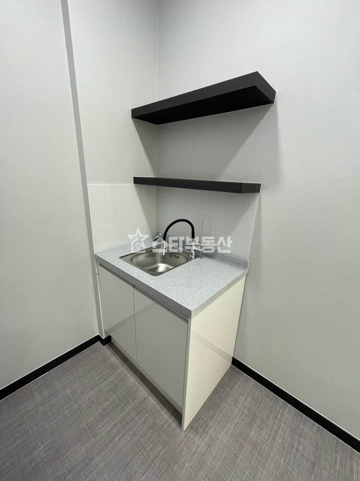 경기 광명시 일직동 광명GIDC, 전용24평, 룸2개+탕비실, 최상급, 풀인테리어, 빠른입주가능 월세 매물번호 10012 사진 10