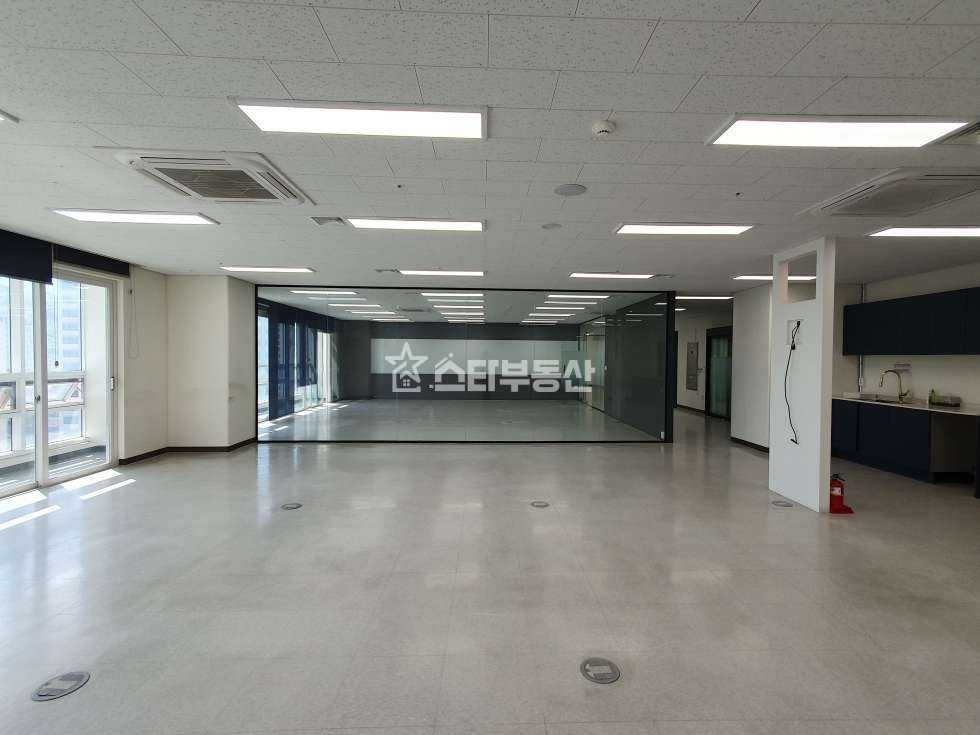 경기 광명시 일직동 광명역GIDC 지식산업센터, 실87평, 서비스면적 별도, 룸2개 탕비실, 풀인테리어, 인기호실 월세 매물번호 10142 사진 3