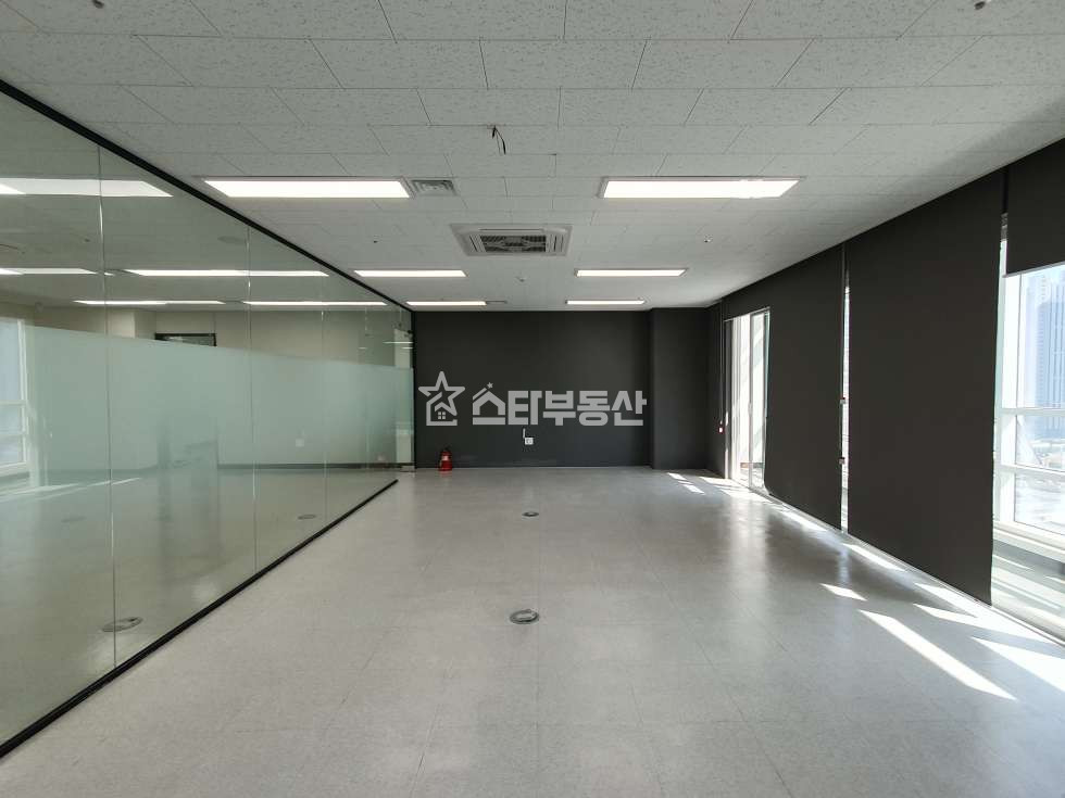 경기 광명시 일직동 광명역GIDC 지식산업센터, 실87평, 서비스면적 별도, 룸2개 탕비실, 풀인테리어, 인기호실 월세 매물번호 10142 사진 4