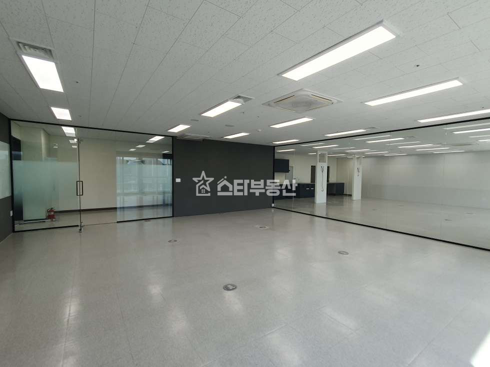 경기 광명시 일직동 광명역GIDC 지식산업센터, 실87평, 서비스면적 별도, 룸2개 탕비실, 풀인테리어, 인기호실 월세 매물번호 10142 사진 7
