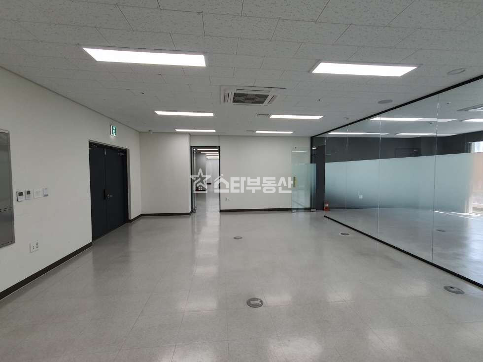 경기 광명시 일직동 광명역GIDC 지식산업센터, 실87평, 서비스면적 별도, 룸2개 탕비실, 풀인테리어, 인기호실 월세 매물번호 10142 사진 9