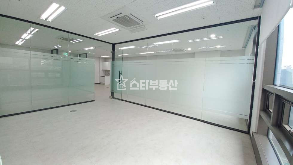 경기 광명시 일직동 광명역자이타워 사무실임대, 전용28평, 룸1 탕비실, 풀인테리어 월세 매물번호 10264 사진 3
