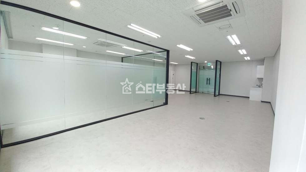 경기 광명시 일직동 광명역자이타워 사무실임대, 전용28평, 룸1 탕비실, 풀인테리어 월세 매물번호 10264 사진 4