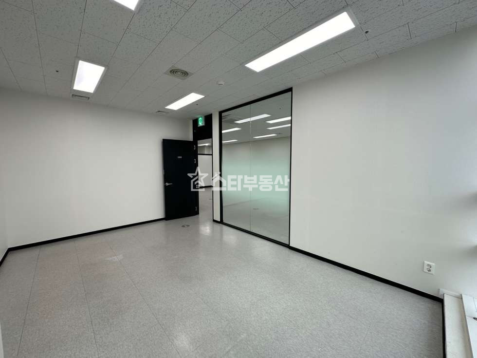 경기 광명시 일직동 광명 GIDC 중형사무실, 실32평, 룸2개 탕비실, 풀인테리어, 즉시입주가능 월세 매물번호 10357 사진 2