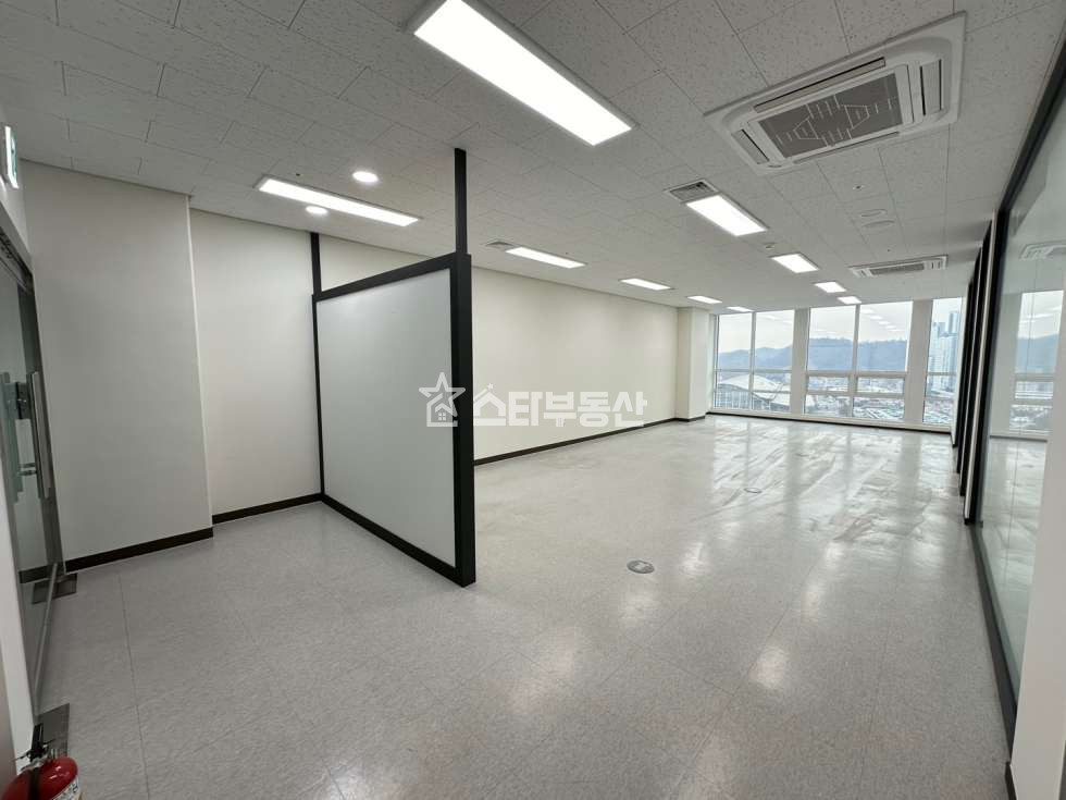 경기 광명시 일직동 광명 GIDC 중형사무실, 실32평, 룸2개 탕비실, 풀인테리어, 즉시입주가능 월세 매물번호 10357 사진 6