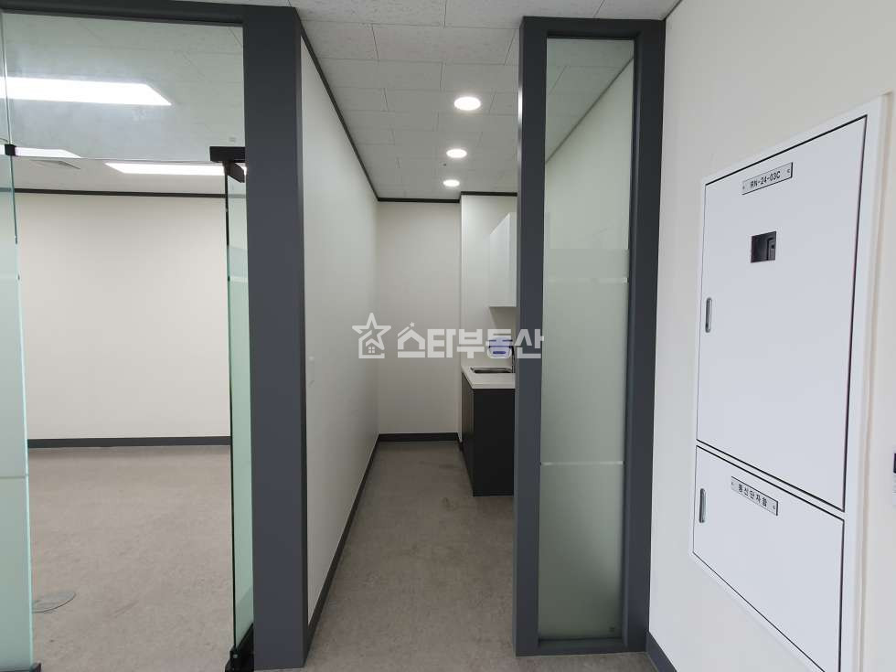 경기 광명시 일직동 GIDC사무실, 전용32평, 룸2 탕비실 , 최상급 풀인테리어, 고층 인기뷰 월세 매물번호 10091 사진 3