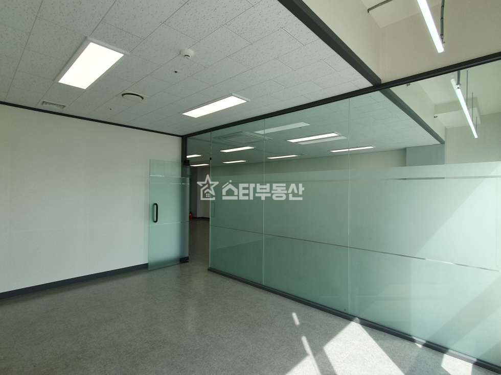 경기 광명시 일직동 GIDC사무실, 전용32평, 룸2 탕비실 , 최상급 풀인테리어, 고층 인기뷰 월세 매물번호 10091 사진 7