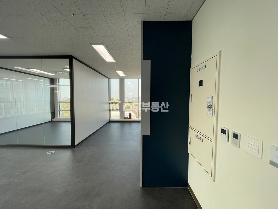 경기 광명시 일직동 GIDC 코너사무실, 전용37평, 룸2개 탕비실, 바닥시공등 풀인테리어, 최상급인테리어 월세 매물번호 10017 사진 3