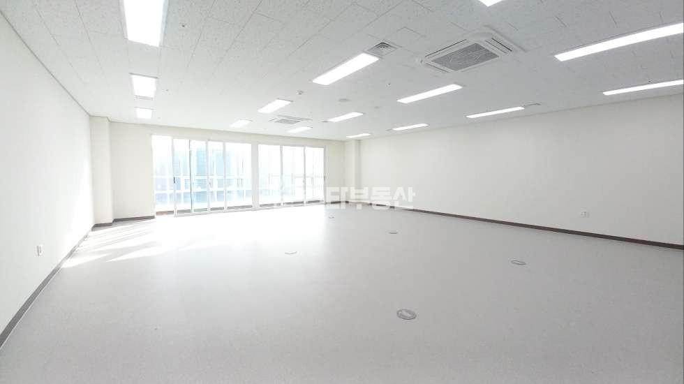 경기 광명시 일직동 광명역GIDC, 실29평 사무실 임대, 발코니有, 넓은업무공간, 막힘없는전망 월세 매물번호 10129 사진 3