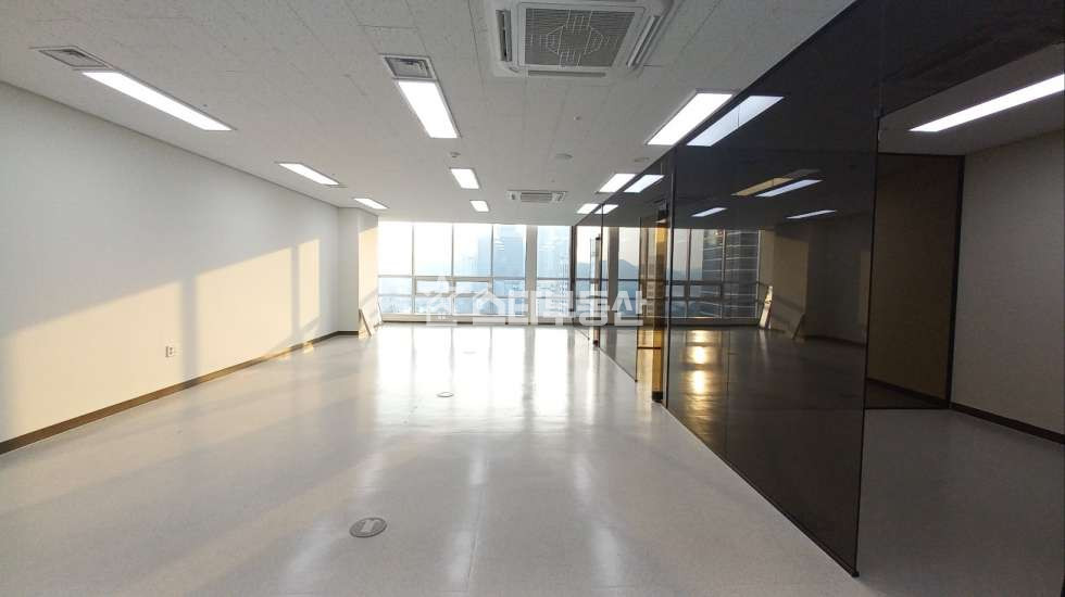 경기 광명시 일직동 광명역GIDC 사무실매매, 실70평, 룸3개, 탕비실, 창고등 풀인테리어 O인테리어완료된 두개호실O 매매 매물번호 10238 사진 1