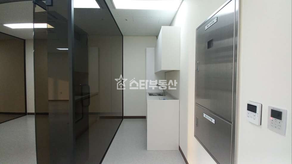경기 광명시 일직동 광명역GIDC 사무실매매, 실70평, 룸3개, 탕비실, 창고등 풀인테리어 O인테리어완료된 두개호실O 매매 매물번호 10238 사진 2