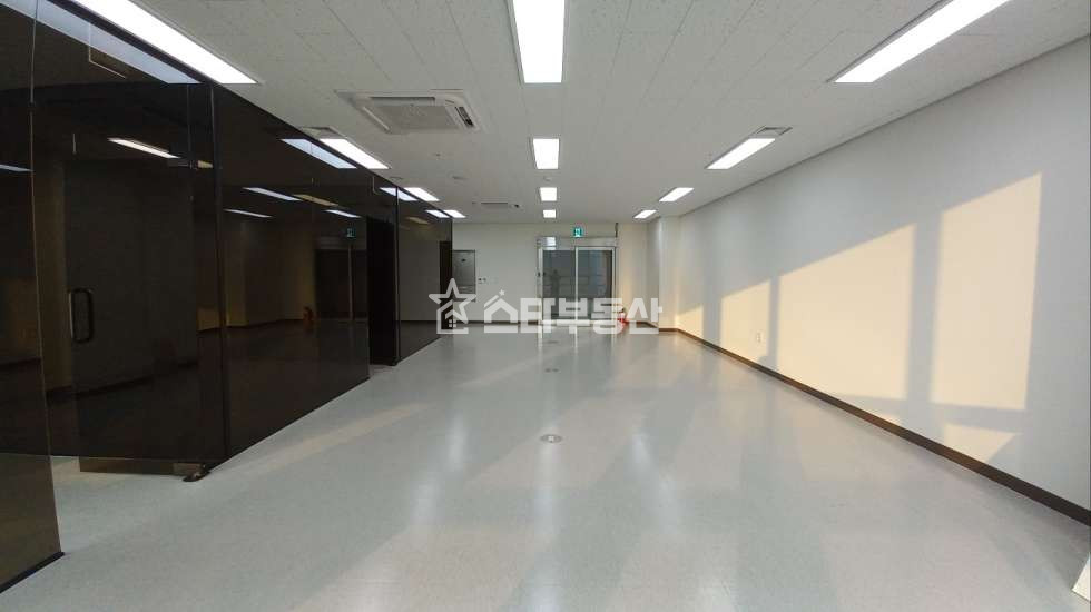 경기 광명시 일직동 광명역GIDC 사무실매매, 실70평, 룸3개, 탕비실, 창고등 풀인테리어 O인테리어완료된 두개호실O 매매 매물번호 10238 사진 6
